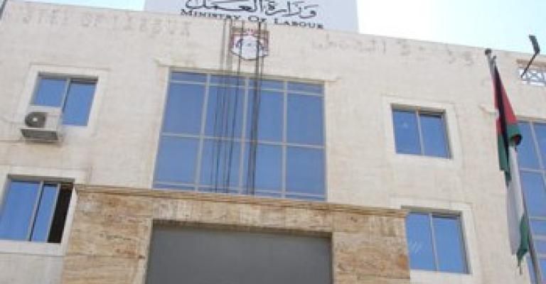 اصحاب مكاتب العاملات يعتصمون امام وزارة العمل 