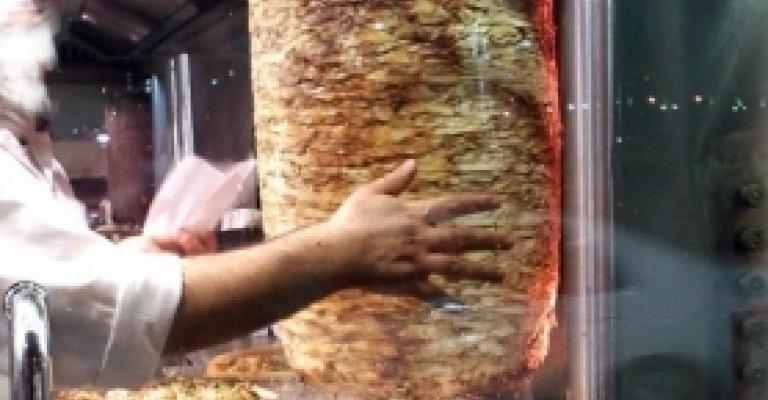 اغلاق وإنذار وإيقاف 58 مطعما ومشغل حلوى 