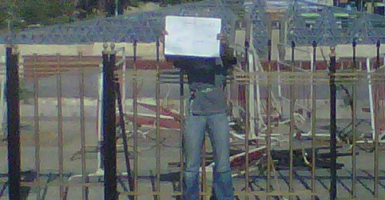 ناشط يقيد نفسه بالدوار الرابع ناشط يقيد نفسه بالدوار الرابع