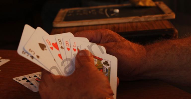 رجال يعلبون الورق في مقهى شعبي بوسط البلد - عدسة منى العمري