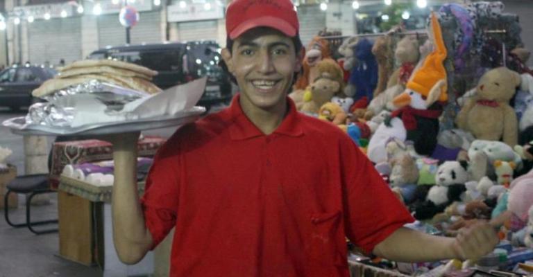 عامل يوصل الطلبات قبل موعد الافطار- عدسة حسن التميمي/ فيسبوك 