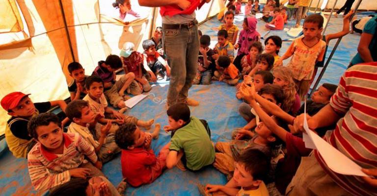 اطفال يعلبون في مخيم الزعتري للاجئين السوريين - عدسة محمد ابو غوش/فيسبوك