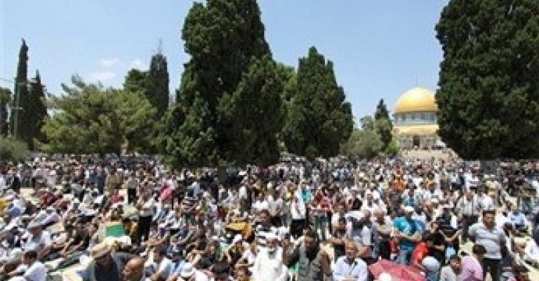 قرابة نصف مليون يؤدون صلاة الجمعة الرابعة من شهر رمضان في الأقصى