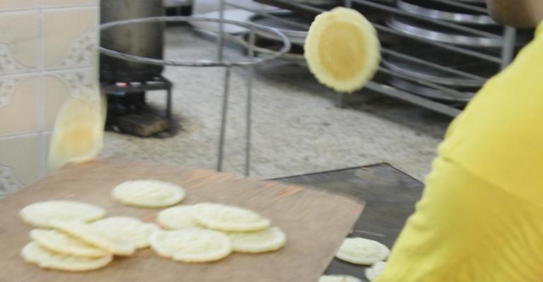 عامل يقوم بجمع القطايف - عدسة محمد حتاملة 