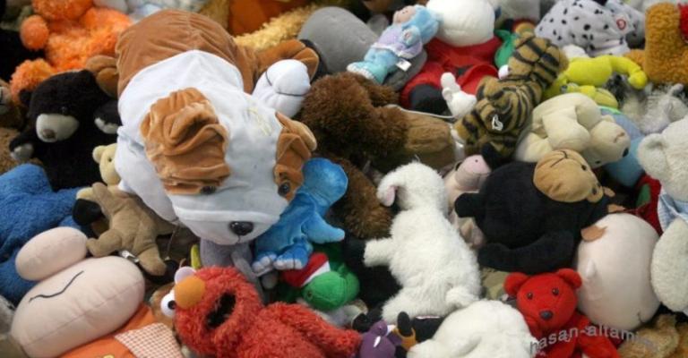 العاب مستعملة على بسطة في وسط البلد- عدسة حسن التميمي/فيسبوك 