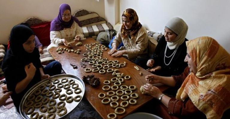 سيدات يصنعن كعك العيد / فيسبوك 