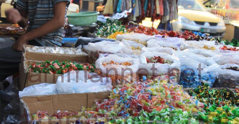 تشهد الارصفة انتشار بسطات لبيع سكاكر العيد- عدسة محمد حتاملة 