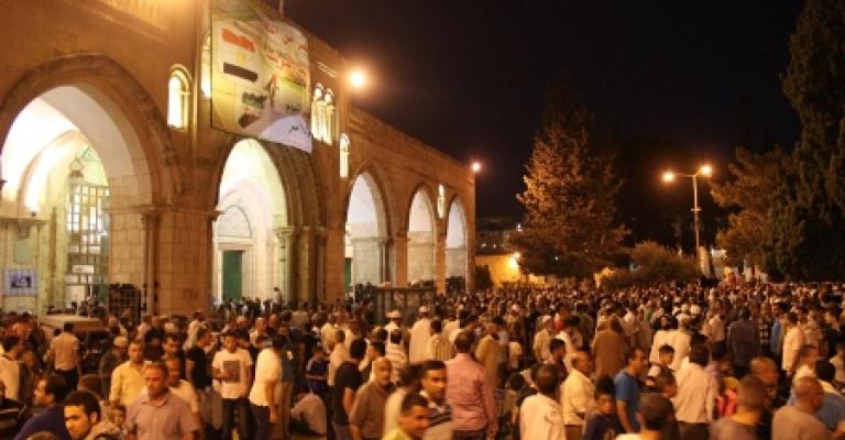 الآلاف يصلون في الأقصى فجر الجمعة اليتيمة.. وتعزيزات أمنية إسرائيلية