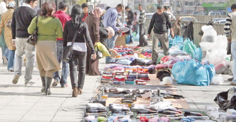 البسطات العشوائية في طريقها للإزالة من شوارع العاصمة البسطات العشوائية في طريقها للإزالة من شوارع العاصمة