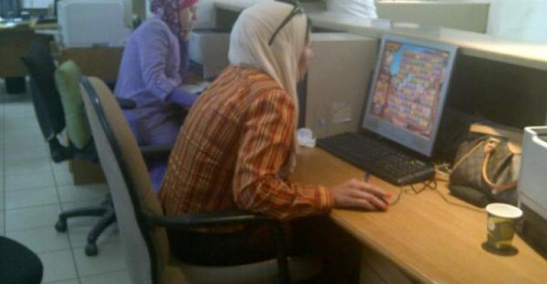 نافذة في وزارة الصناعة وانهماك في "العمل"