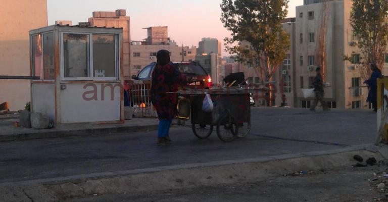 سيدة تنبش النفايات في العاصمة- عدسة مصعب الشوابكة