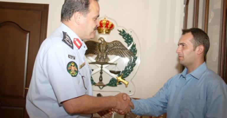 تكريم مواطن القى القبض على لص تكريم مواطن القى القبض على لص