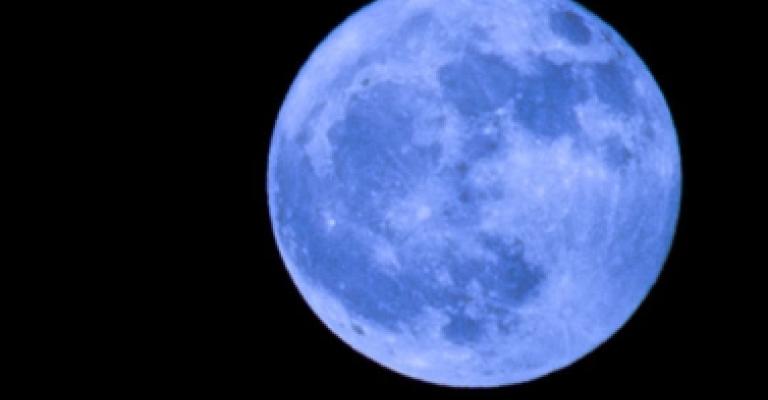 "البدر" يتكرر .. بلون أزرق "البدر" يتكرر .. بلون أزرق