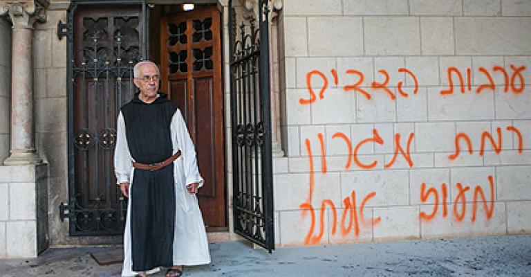 مستوطنون يحرقون دير اللطرون في القدس مستوطنون يحرقون دير اللطرون في القدس