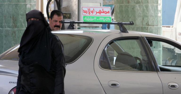 مطهر يواجه انقراض المهنة بإعلان مثبت على سيارته- حمزة مزرعاوي/ فيسبوك 