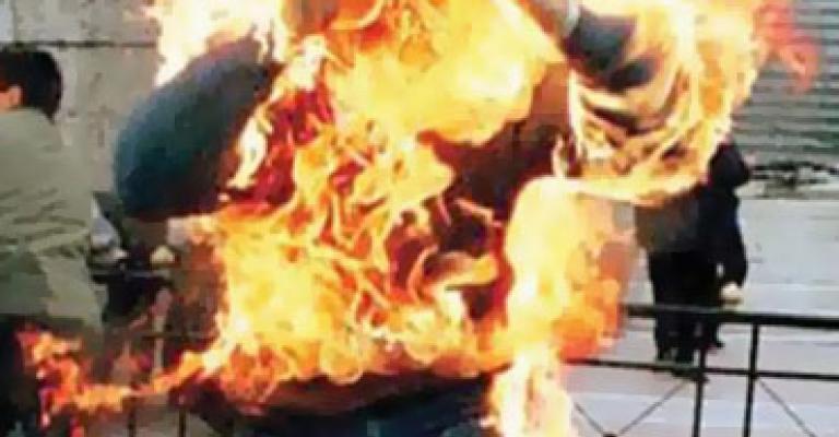 العقبة: مواطن يحرق نفسه احتجاجا على ازالة البسطات 