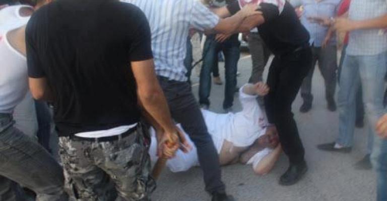 مؤيدوالروابدة يعتدون على ناشطين حاولا الاعتصام ضده "فيديو" مؤيدوالروابدة يعتدون على ناشطين حاولا الاعتصام ضده "فيديو"