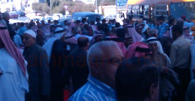 متقاعدون من الفوسفات يحاولون اقتحام مبنى الشركة 