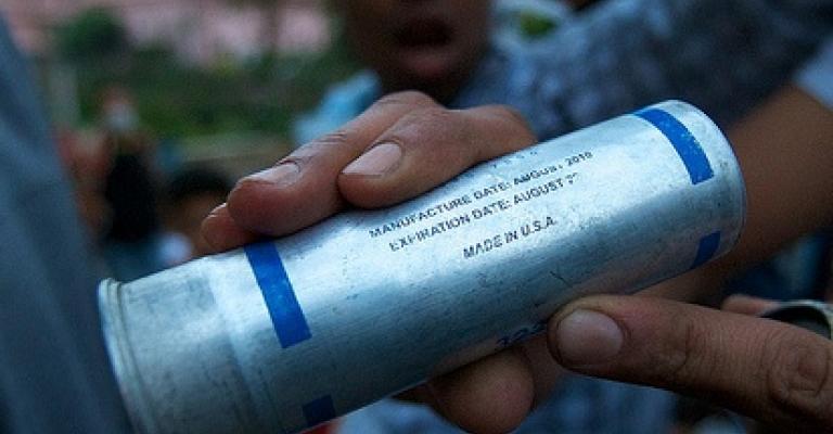 طالب يرش معلميه بالغاز المسيل للدموع 