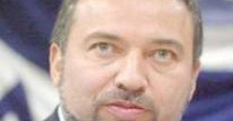 ليبرمان يدعو العالم لنبذ عباس ليبرمان يدعو العالم لنبذ عباس