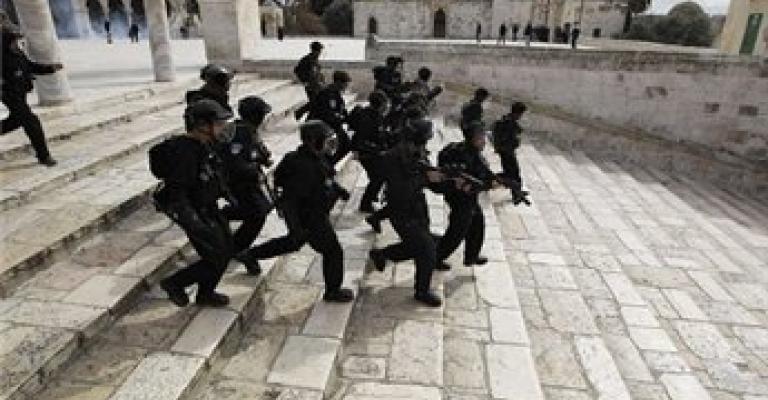 عشرات الاصابات خلال هجوم بقنابل الغاز على المصلين في الاقصى عشرات الاصابات خلال هجوم بقنابل الغاز على المصلين في الاقصى