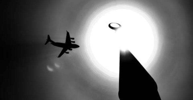 طائرة تعبر من فوق مئذنة المسجد الحسيني- عدسة محمد ابو غوش/ فيسبوك 