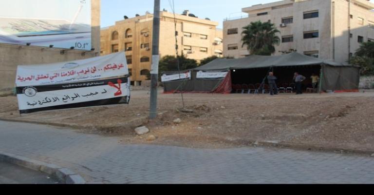 خيمة اعتصام الصحفيين ضد قانون المطبوعات تتواصل حتى اسقاط القانون 