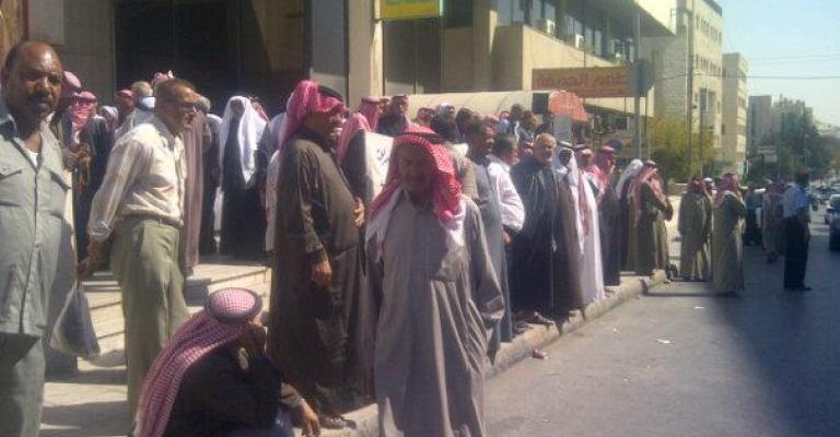 متقاعدو الفوسفات يغلقون الشارع الرئيسي متقاعدو الفوسفات يغلقون الشارع الرئيسي