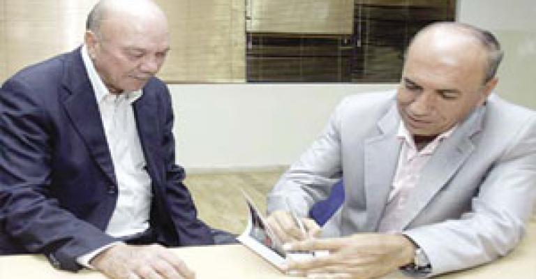 توقيع كتاب "مجنون جميلة" توقيع كتاب "مجنون جميلة"