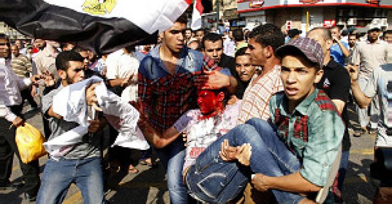 عشرات الجرحى في اشتباكات بميدان التحرير