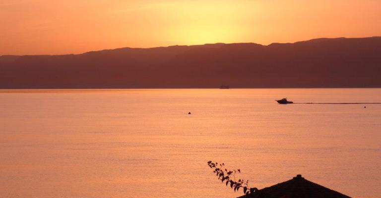 الغروب في متنزه العقبة البحري - عدسة عطية الترابين 