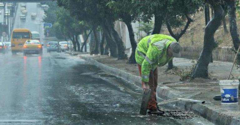 عامل يقوم بتنظيف مجاري التصريف في العاصمة- عدسة فارس خليفة/ فيسبوك 
