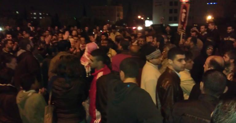 تفريق محتجين في محيط الداخلية بالمياه والغاز وحملة اعتقالات