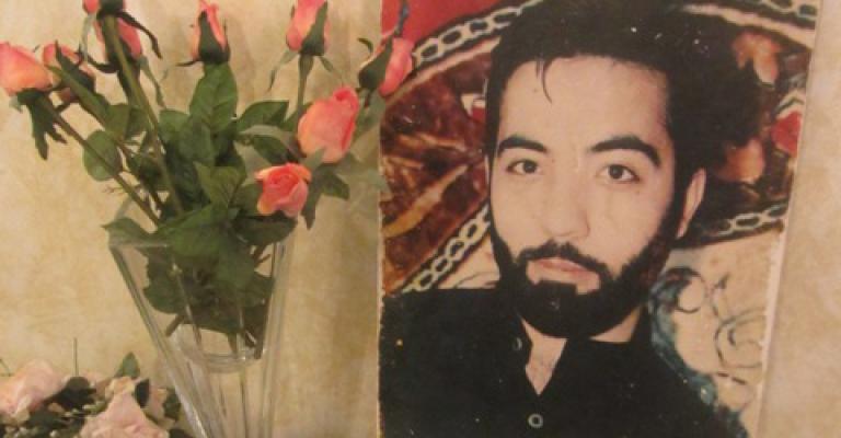 تصاميمه من السجن ... سفيرة حريته