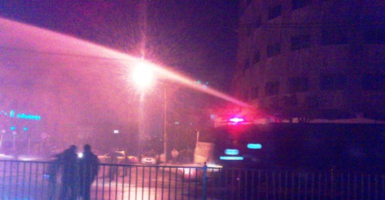 الدرك يستخدم سيارات المياه في فض اعتصام الداخلية- عدسة حسن عودة 