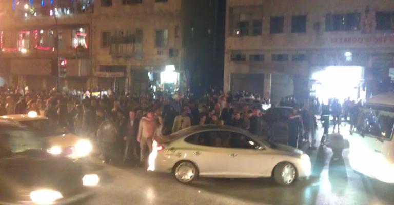 منع مسيرة حي الطفايلة من الوصول للديوان - فيديو وصور منع مسيرة حي الطفايلة من الوصول للديوان - فيديو وصور