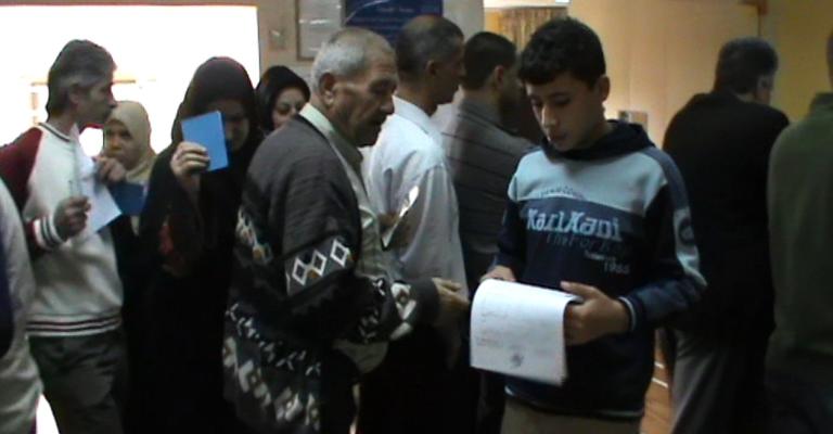 مواطنون يزدحمون في البنوك للحصول على دعم المحروقات- اسماء رجا مواطنون يزدحمون في البنوك للحصول على دعم المحروقات- اسماء رجا