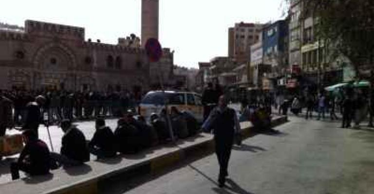 معتصمو الحسيني: هالحكومة لازم تروّح.. وإحراق بطاقات انتخابية