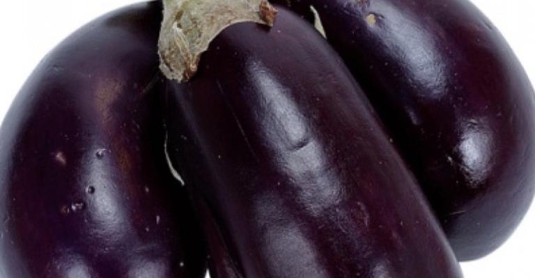 مزارعون يلقون الباذنجان احتجاجاً على تدني اسعاره مزارعون يلقون الباذنجان احتجاجاً على تدني اسعاره