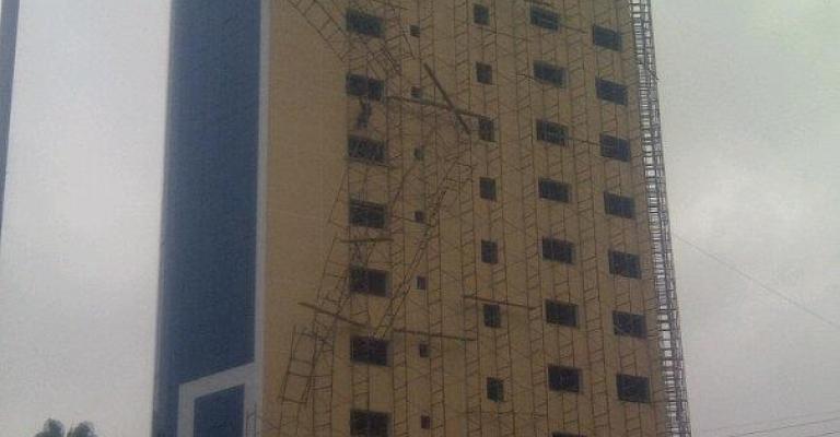 اغلاق دوار الداخلية لإزالة "سقالة" مهددة بالسقوط اغلاق دوار الداخلية لإزالة "سقالة" مهددة بالسقوط