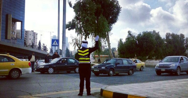 شرطية سير تقوم بتنظيم حركة المرور بالقرب من دوار الداخلية- عدسة على الحسني شرطية سير تقوم بتنظيم حركة المرور بالقرب من دوار الداخلية- عدسة على الحسني