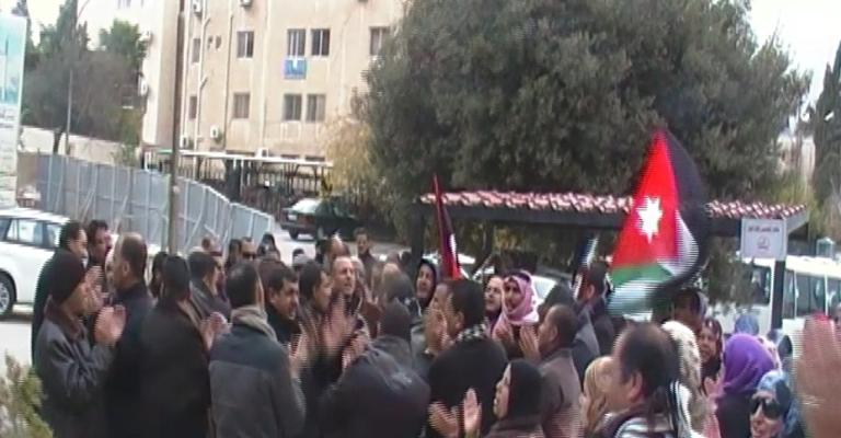 دائرة الاحصاءات تهدم خيام موظفيها 