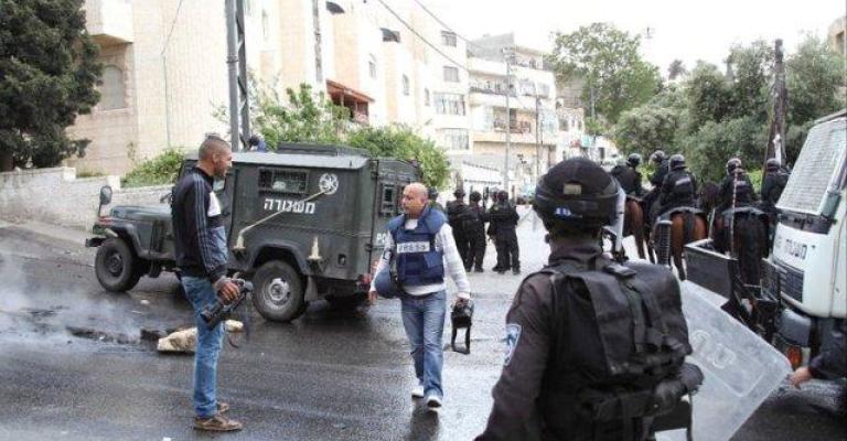 الصحفي المقدسي قيود تحاصره وقضية تنتظره الصحفي المقدسي قيود تحاصره وقضية تنتظره