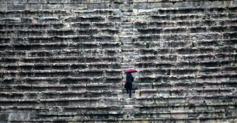 المدرج الروماني، صعوداً تحت المطر- عدسة حمزة مزرعاوي/ فيسبوك المدرج الروماني، صعوداً تحت المطر- عدسة حمزة مزرعاوي/ فيسبوك