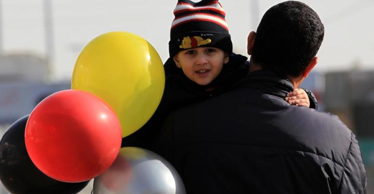 طفل يلهو بالبالونات خلال عيد الميلاد- عدسة محمد ابو غوش/ فيسبوك طفل يلهو بالبالونات خلال عيد الميلاد- عدسة محمد ابو غوش/ فيسبوك