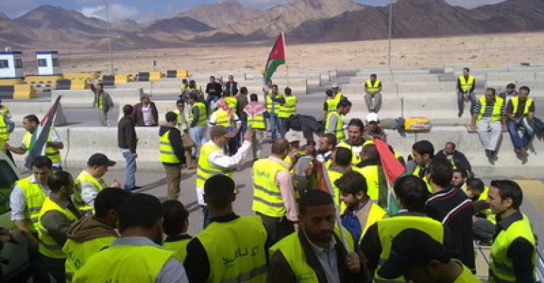 موظفو نافذ يضربون عن الطعام والشركة تقول غير شرعي 