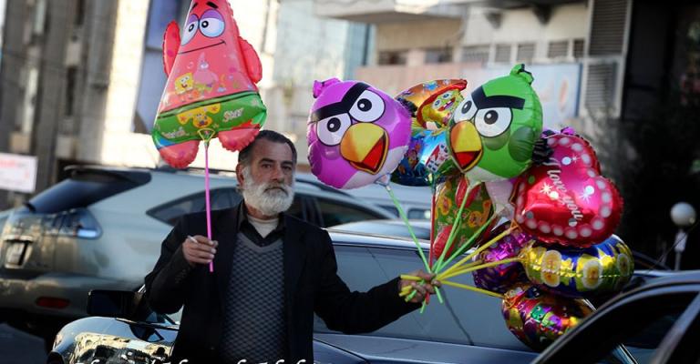 بائع بالونات- عدسة احمد عبده/ فيسبوك 