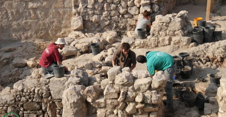 الاستيطان يطوق الاقصى 