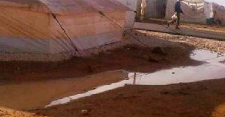 الزعتري: انتقال اللاجئين إلى الكارافانات بعد غرق خيامهم