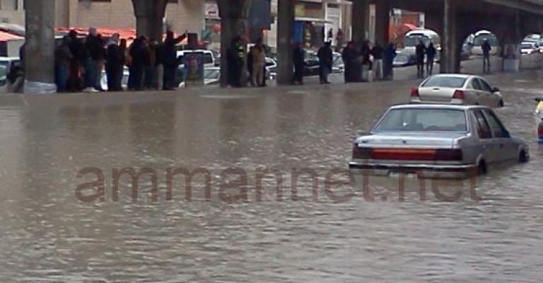 اغلاق دوار صويلح نتيجة لتجمع مياه الامطار اغلاق دوار صويلح نتيجة لتجمع مياه الامطار